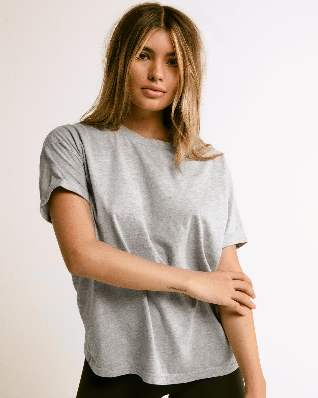 BOYFRIEND TEE IN GREY